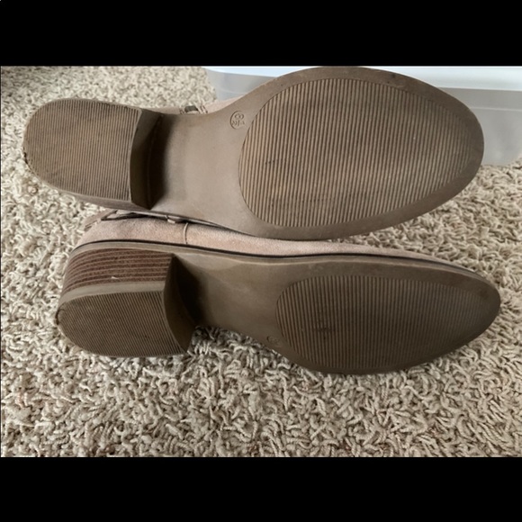 Black and Tan bootie with zipper on side tassel. - Picture 6 of 6